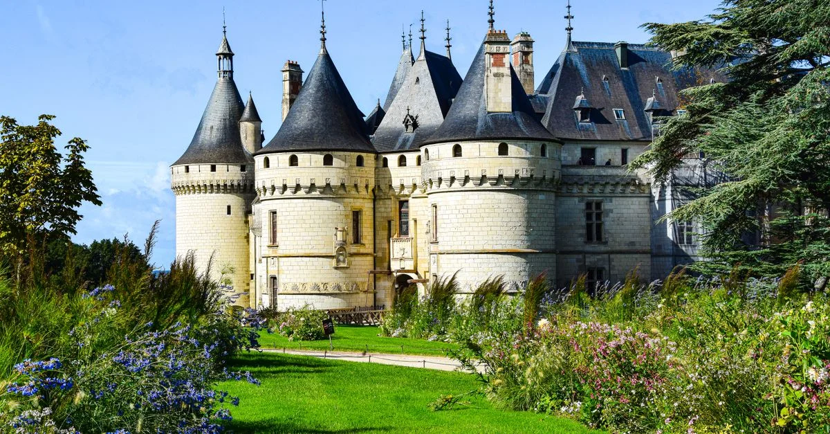 Vue imprenable du Château de Chaumont avec ses jardins luxuriants, un monument français renommé.