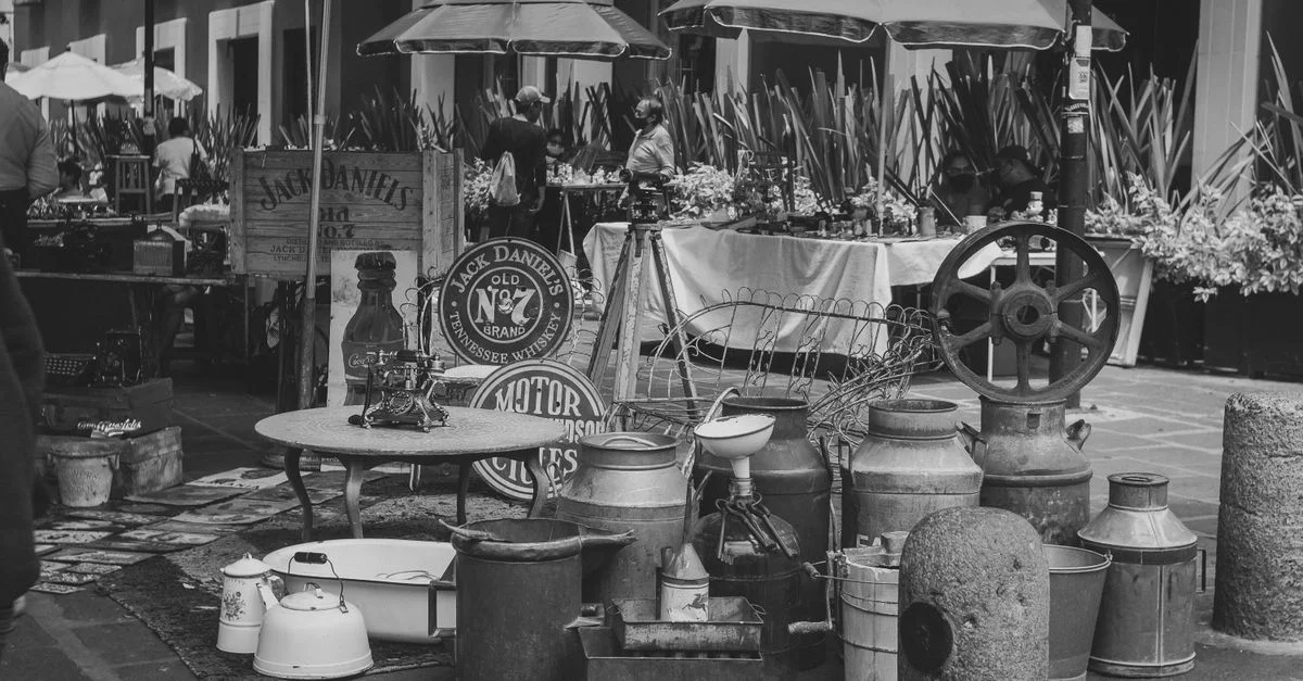 Photo en noir et blanc d'un stand vintage au marché aux puces à Puebla, Mexique.