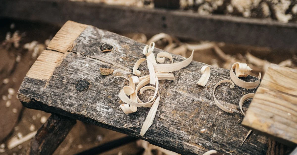 Banc de travail rustique recouvert de copeaux de bois, mettant en valeur un savoir-faire détaillé.