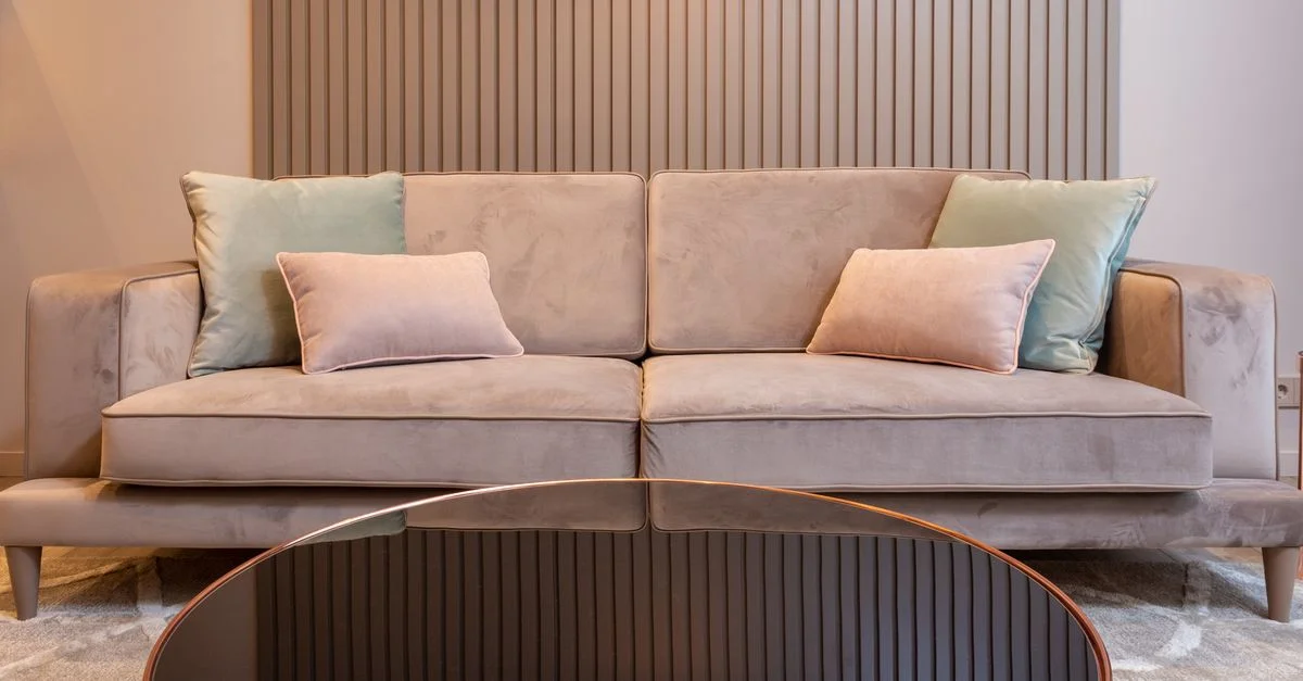Salon moderne élégant avec un design minimaliste, mettant en vedette un canapé beige confortable et une table basse élégante.