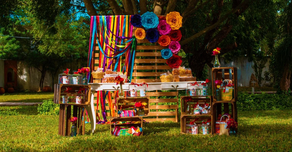 Exposition colorée d'artisanat fait main dans un jardin mexicain extérieur avec des décorations vibrantes.