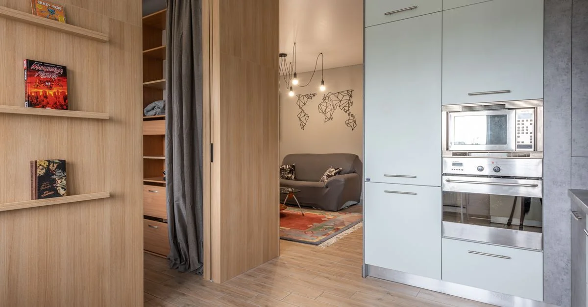 Découvrez un appartement élégant et moderne avec un espace de vie confortable et un design de cuisine raffiné.